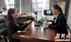 牛牛游戏下载网址_牛牛游戏下载网站_牛牛游戏下载官网_ 图为群众在管理部咨